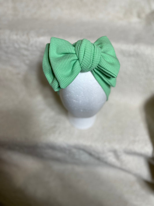 Oversized headwrap - Green - Ev's Bowtique Shop Oversized headwraps are made to grow with your babies from newborn, infant to toddler as they are re-tieable/adjustable! Being made from soft stretchy fabric makes them the perfect essential for everyday wear or to make a statement✨ As always handle with care, your bows are delicate items!